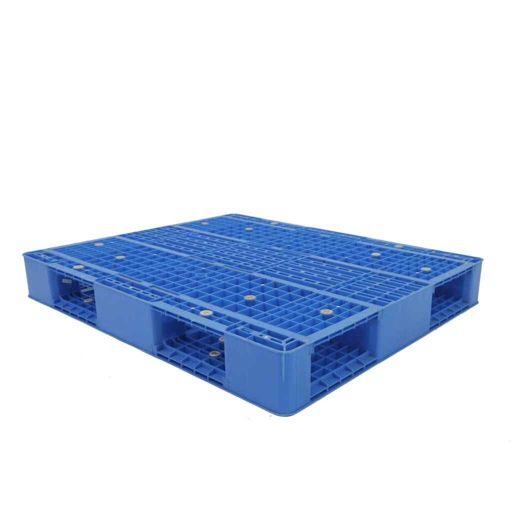 Reversible plastic pallet