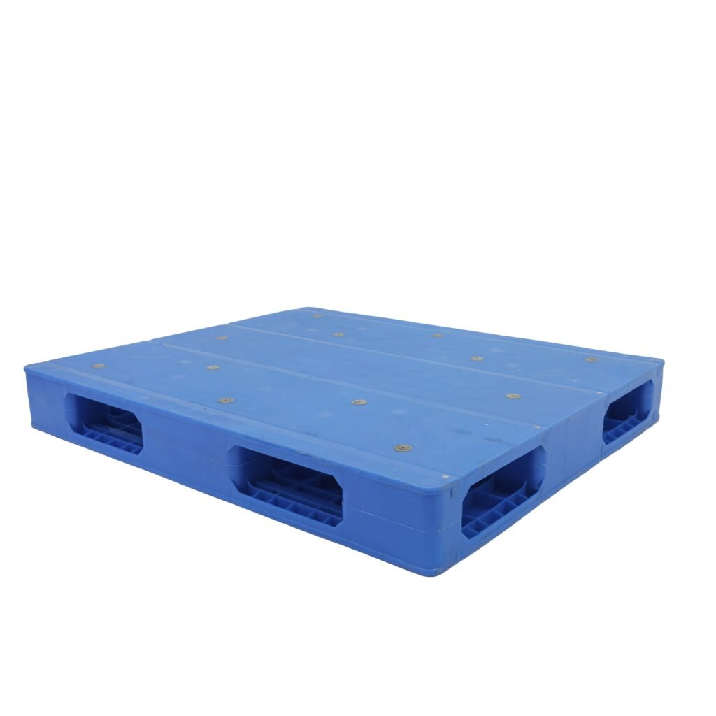 Reversible plastic pallet